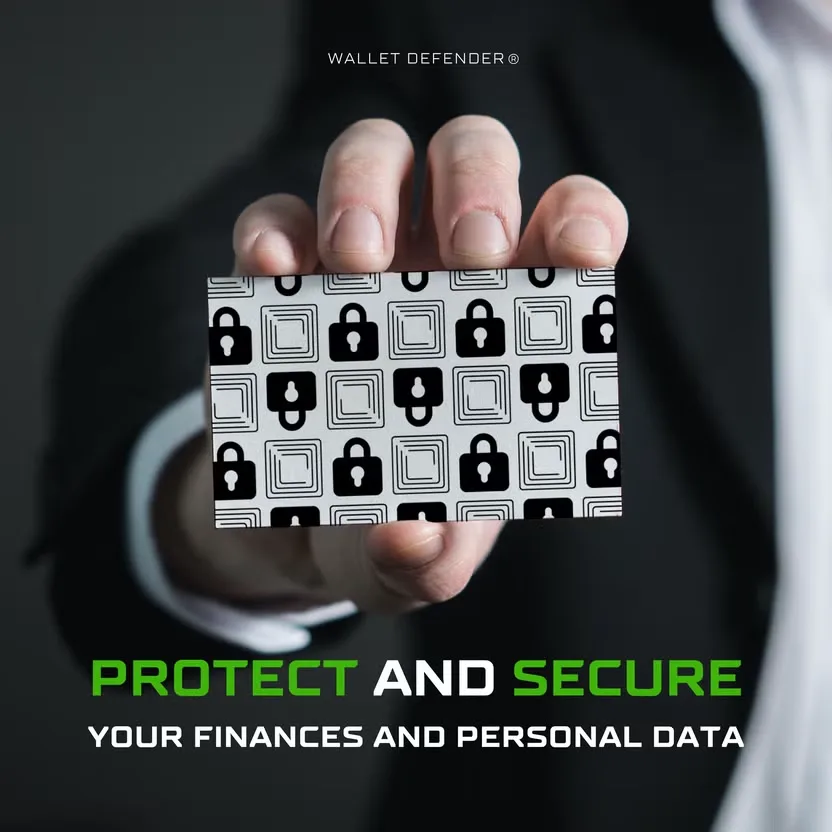 Wallet Defender tenu à la main devant un porte-cartes noir