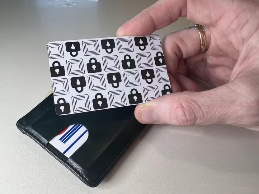 Design ultra-fin de la carte Wallet Defender, 0,8 mm d'épaisseur